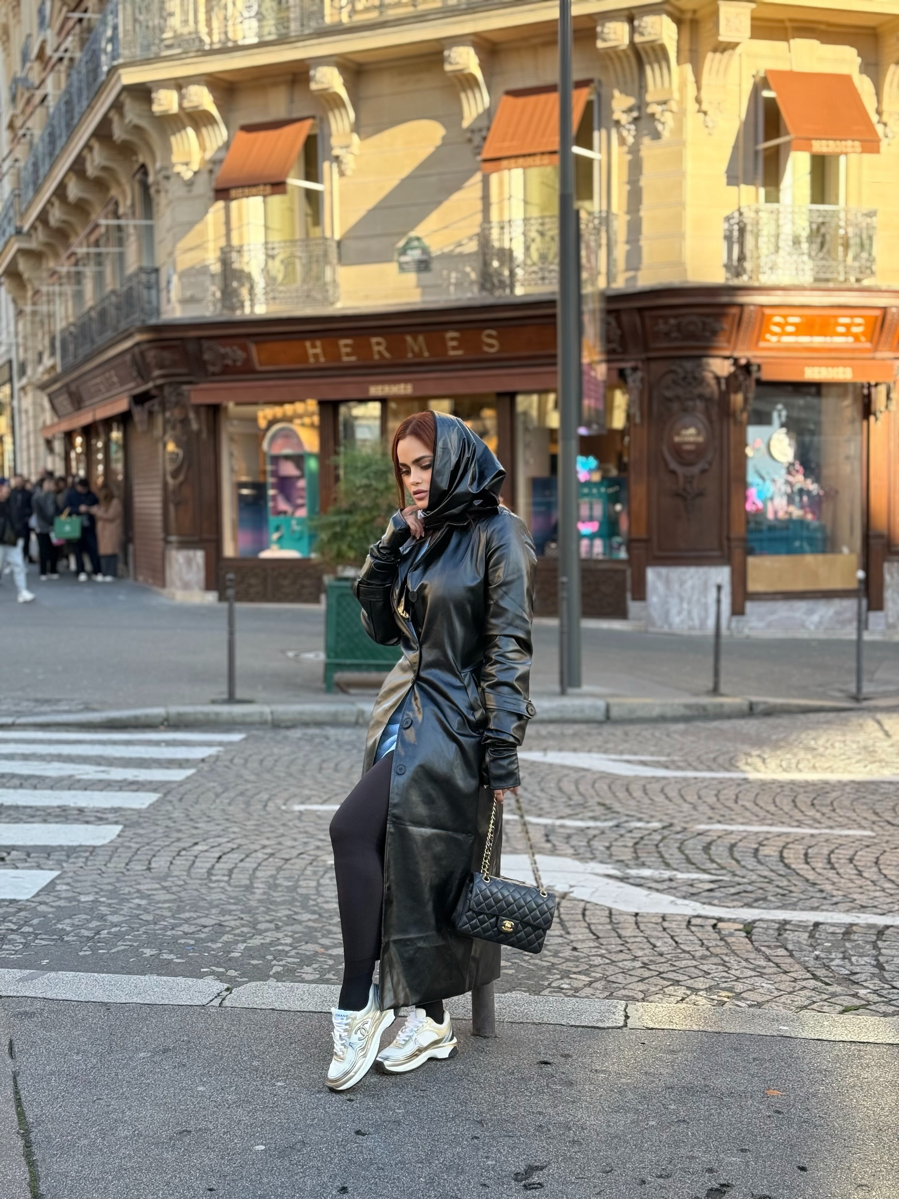 Abrigo negro tipo piel